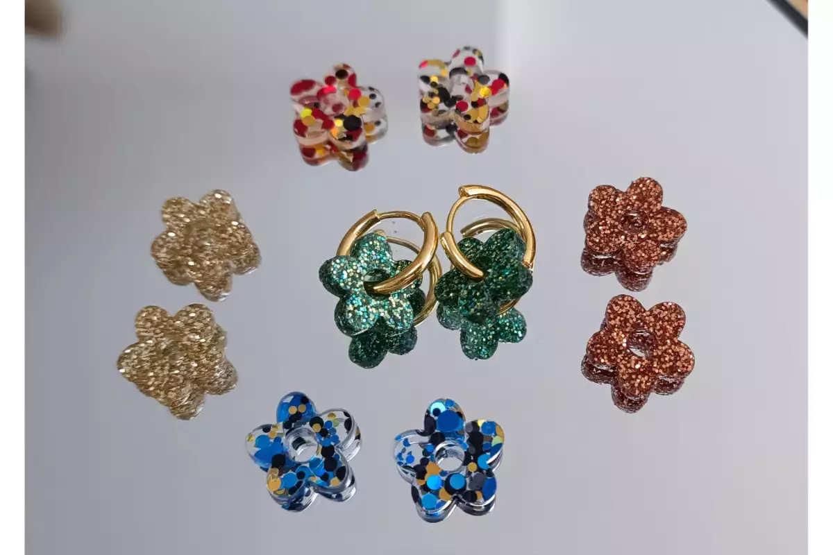 KIT CREOLES 5 PETITES FLEURS ACRYLIQUE INTERGEANCHABLES